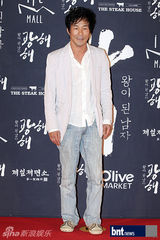 组图：李秉宪韩孝珠等亮相《光海》红毯秀