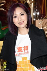 组图：杨千嬅圆润亮相否认怀孕 笑言开心到胖