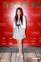 幻灯图：官恩娜露背装性感亮相 陈见飞手指秀纹身