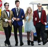 组图：摇滚天后艾薇儿完婚 MV秀朋克范儿婚纱