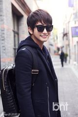 组图：朴施厚中国时尚街拍 自然休闲帅气足