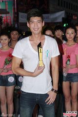 组图：亚洲先生闹市被起哄亲亚姐 趁机把台妹