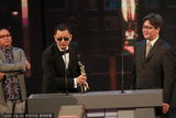 组图：王家卫获最佳编剧 台下激动握手庆祝