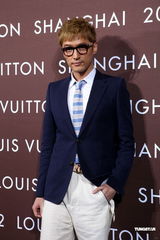 组图：范冰冰野猫造型出席活动 巩俐黑裙保守