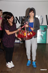 组图：容祖儿为节目彩排兴致高