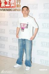 幻灯图：刘德华助阵赈灾义演 神情严肃为玉树祈祷