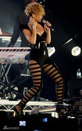 幻灯图：蕾哈娜赴阿布扎比跨年演出 绷带装上阵