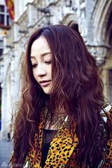 组图：姚笛比利时写真 低头浅笑诠释异域风情