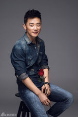 组图：罗晋时尚大片曝光 手持玫瑰帅气迷人