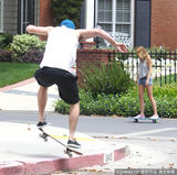 组图：麦莉-赛勒斯街头玩滑板 未婚夫险些狗吃屎