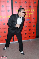 组图：PSY火红西装夜游维港 出手阔绰作风亲民