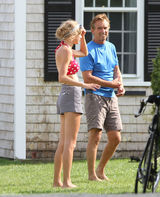 组图：泰勒身穿波点泳装现身肯尼迪家族别墅