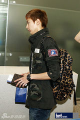 组图：SHINeeTEENTOP亮相机场 赴新参加演出