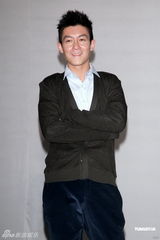 组图：陈冠希密集宣传新碟 期盼与周杰伦更多合作