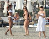 组图：黑珍珠纯白比基尼海滩度假 戴草帽心情靓