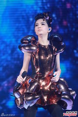 组图：Selina延迟造人 Ella挤胸性感舞老公最爱