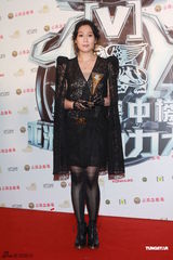 组图：众星亮相华语榜中榜颁奖礼 齐聚后台秀奖杯