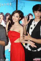 组图：刘凡菲红肚兜秀腰线玉腿 张馨予阿雅耍宝