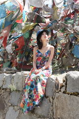 组图：歌手钟心赴藏拍摄大片 长裙拖曳尽显美艳