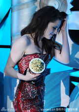 组图：《暮光》领跑2011MTV电影奖 帕丁森热吻泰勒