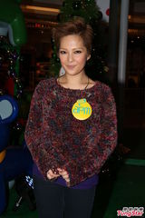 组图：卫兰渴望有爱情滋润 教友被拍后有所避忌