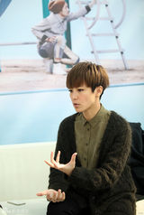 组图：何韵诗中性风帅气写真 曾欲退出歌坛