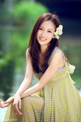 组图：高洋清新写真化身纯美可人“花仙子”