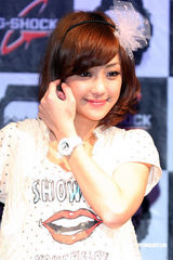 幻灯：美女冯媛甄为名表代言 直言酷爱户外运动