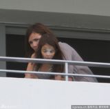 组图：阿汤哥赤膊海滩庆生 苏瑞涂花脸秀粉红比基尼