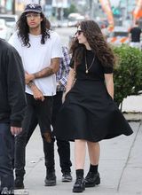 组图：洛德黑衣墨镜现身天使城 成熟超实际年龄