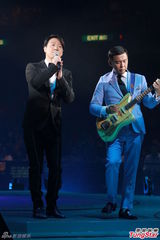 高清图：众巨星撑场雷颂德个唱 杨千嬅蕾丝诱惑