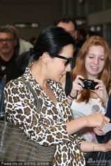 组图：刘嘉玲豹纹黑超抢眼 梁朝伟护花显恩爱