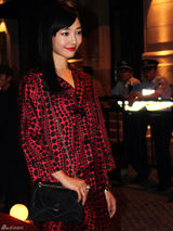 组图：白百何波点睡衣装亮相时尚活动