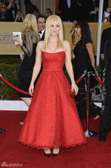 组图：19届演员工会奖举行 女星各色长裙PK红毯