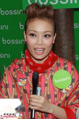 组图：容祖儿喜欢孩子显母爱 支持男友新歌