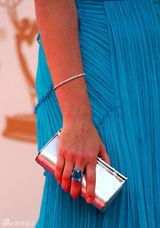 组图：艾美奖红毯 寇碧-史莫德斯蓝色纱裙亮相