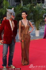 组图：巩新亮深v露乳提裙秀大腿 狼头男造型怪异