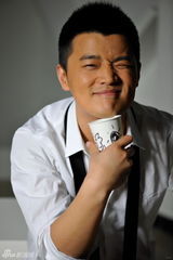 幻灯图：赵锦焘耍宝连拍照 为灾区祈福