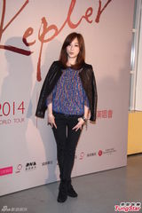 组图：孙燕姿橙发亮眼披黄金甲 许美静助阵