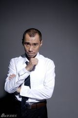 组图：郑昊拍摄最新时尚写真 玩转潮搭做雅痞