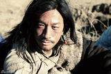 高清图：何润东扮农奴显苍老 衣衫褴褛似犀利哥