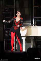 组图：阿妹身著爆乳装开唱 歌迷现场点唱饱耳福