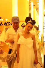 组图：吴岱凝婚纱店挑婚纱 导演赵燕国彰相伴