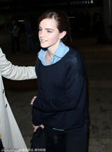 组图：艾玛学院装亮相 领口大开露性感锁骨