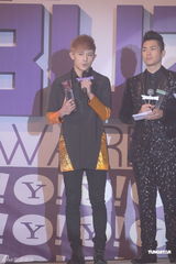 组图：中韩明星齐聚搜寻人气大奖颁奖礼  