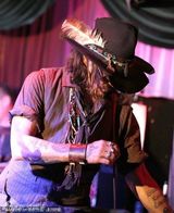 组图：约翰尼德普重组摇滚乐队 叼烟弹吉他酷劲十足