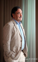 幻灯：《华尔街2》主创拍写真 拉博夫展成熟魅力