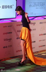 组图：周冬雨盛典红毯掉高跟鞋 单脚跳尴尬憨笑