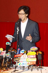 幻灯图：陈志云首回应涉贪事件 面带笑容坚强面对