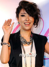 组图：韩歌手金宛善复出乐坛 43岁美丽年轻依旧